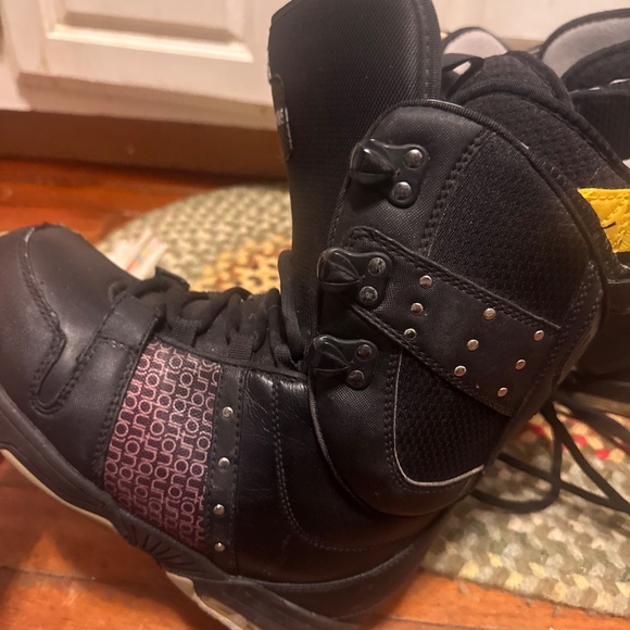 The Burton Sapphite snowboard size 6 boots. Black with purple accents. Durable a - Picture 6 of 14